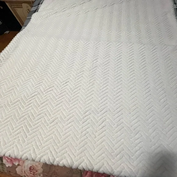 Bella Luxx Soft White Chevron Throw Blanket - Picture 10 of 10